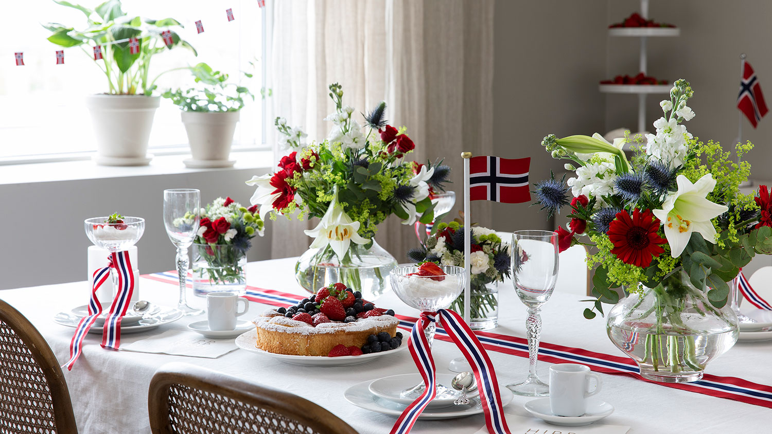 Interi&oslash;r- og blomsterbilde med klikkbare elementer